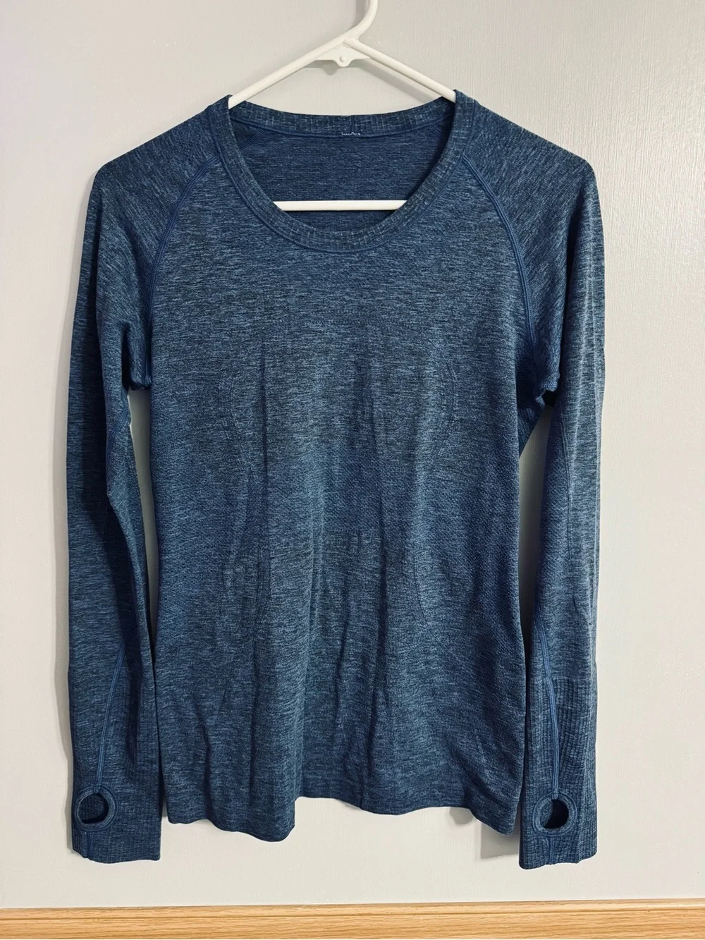 lululemon athletica Women's Heathered Blue Long-Sleeve Tee Size 8